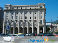 clicka per ingrandire la fotografia: Palazzo della Prefettura e dell'Amministrazione Provinciale