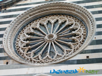 clicka per ingrandire la fotografia: Rosone della chiesa di Monterosso