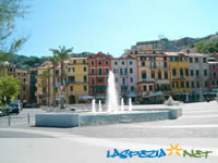 clicka per ingrandire la fotografia: La fontana in piazza Garibaldi
