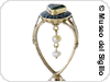Sigillo-gioiello. XIX secolo, in oro basso titolo e argento con smeraldo superiore contornato da una faccia in smalti e perline pendenti. Nella matrice ovale  inciso un monogramma EM dentro un cuore.